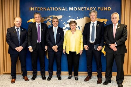 Leonardo Madcur, José Luis Daza, Luis Caputo, Kristalina Georgieva, Santiago Bausili y Vladimir Werning, en la sede del FMI en Washington.