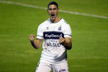 Leonardo Morales festeja el gol con el que Gimnasia le ganó a Rosario Central en La Plata, por la 3° fecha del Torneo 2021