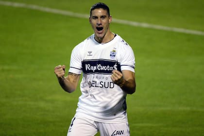Leonardo Morales festeja el gol con el que Gimnasia le ganó a Rosario Central en La Plata, por la 3° fecha del Torneo 2021