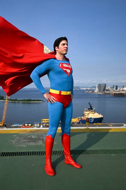 Leonardo Muylaert, de 36 años, conocido como el Superman brasileño, posa para una fotografía en el helipuerto del Instituto Nacional de Traumatología y Ortopedia de Río de Janeiro