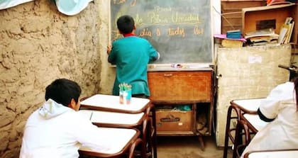 Leonardo Nicanor le da clases a los chicos del barrio Las Piedritas