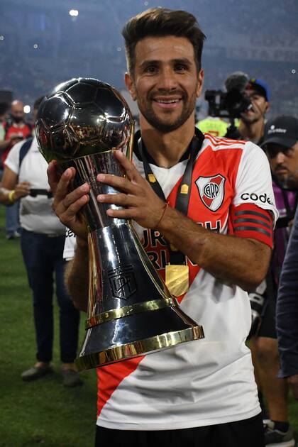 Leonardo Ponzio con el Trofeo de Campeones
