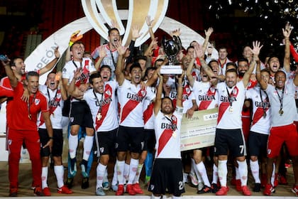 Leonardo Ponzio -con la copa- y el resto del plantel de River alzan la Supercopa en Mendoza