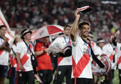 Leonardo Ponzio encabeza los festejos por el reciente título alcanzado por River