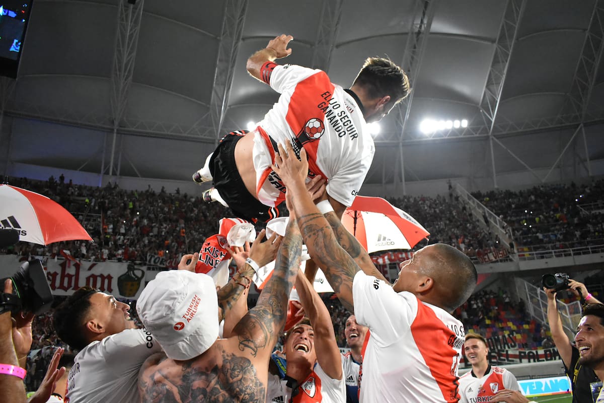 Leonardo Ponzio es lanzado al aire de Santiago del Estero: acaba de terminar su carrera de futbolista con otra conquista, el Trofeo de Campeones que River le ganó a Colón en Santiago del Estero.