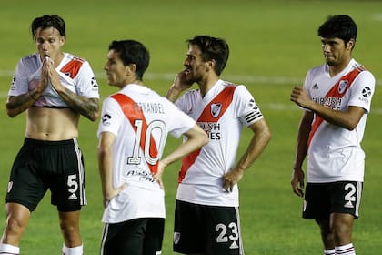 Leonardo Ponzio junto a sus compañeros luego de perder el partido que disputaron con Independiente.