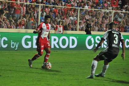 Leonardo Ramos, delantero de Unión, encara ante Infante, lateral izquierdo de Platense, por la Copa de la Liga 2022