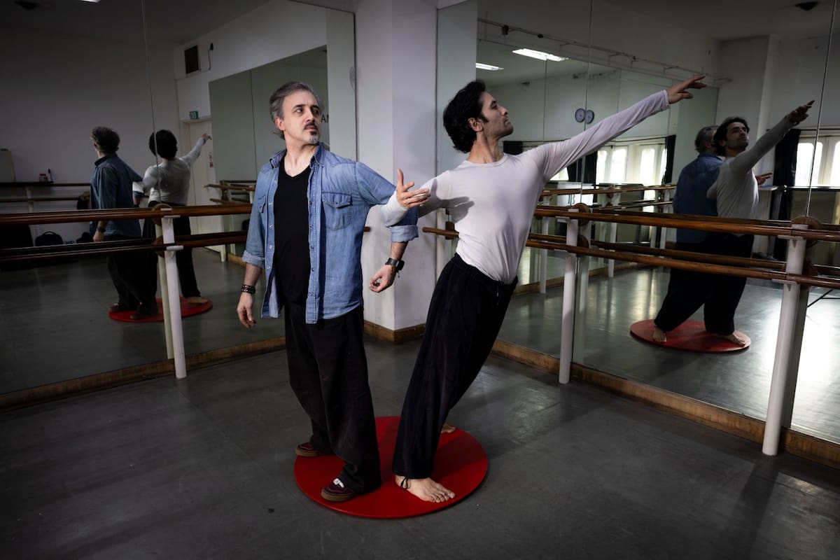 Leonardo Reale, coreógrafo, y Emiliano Pi Álvarez, bailarín que lo representa en la obra de danza teatro "Volar Roto"