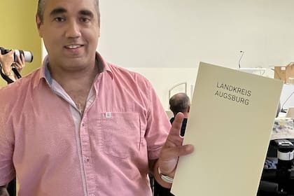 Leonardo recibió una invitación de la ciudad de Augsburgo, habían reconocido a cincuenta personas con historias inspiradoras y lo habían seleccionado: “Así que me entregaron un diploma y una medalla al contar mi historia en el ayuntamiento de la ciudad”