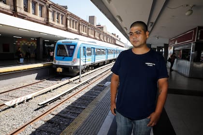 Leonardo Sarmiento, sobreviviente de la tragedia de Once, en la estación, diez años después