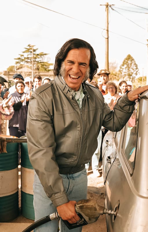 Leonardo Sbaraglia, con una impactante caracterización, personifica a Carlos Saúl Menem en la serie que saldrá por Prime Video