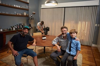 Leonardo Sbaraglia y Benjamín Otero (derecha) con el director Ariel Winograd en el rodaje de Hoy se arregla el mundo