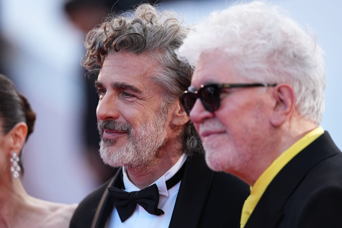 Leonardo Sbaraglia y Pedro Almodóvar presentaron Amarga Navidad en Cannes