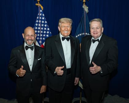 Leonardo Scatturice, con Donald Trump y el asesor republicano Barry Bennet