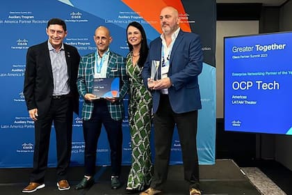 Leonardo Scatturice (de saco a cuadros), al recibir un premio para su empresa