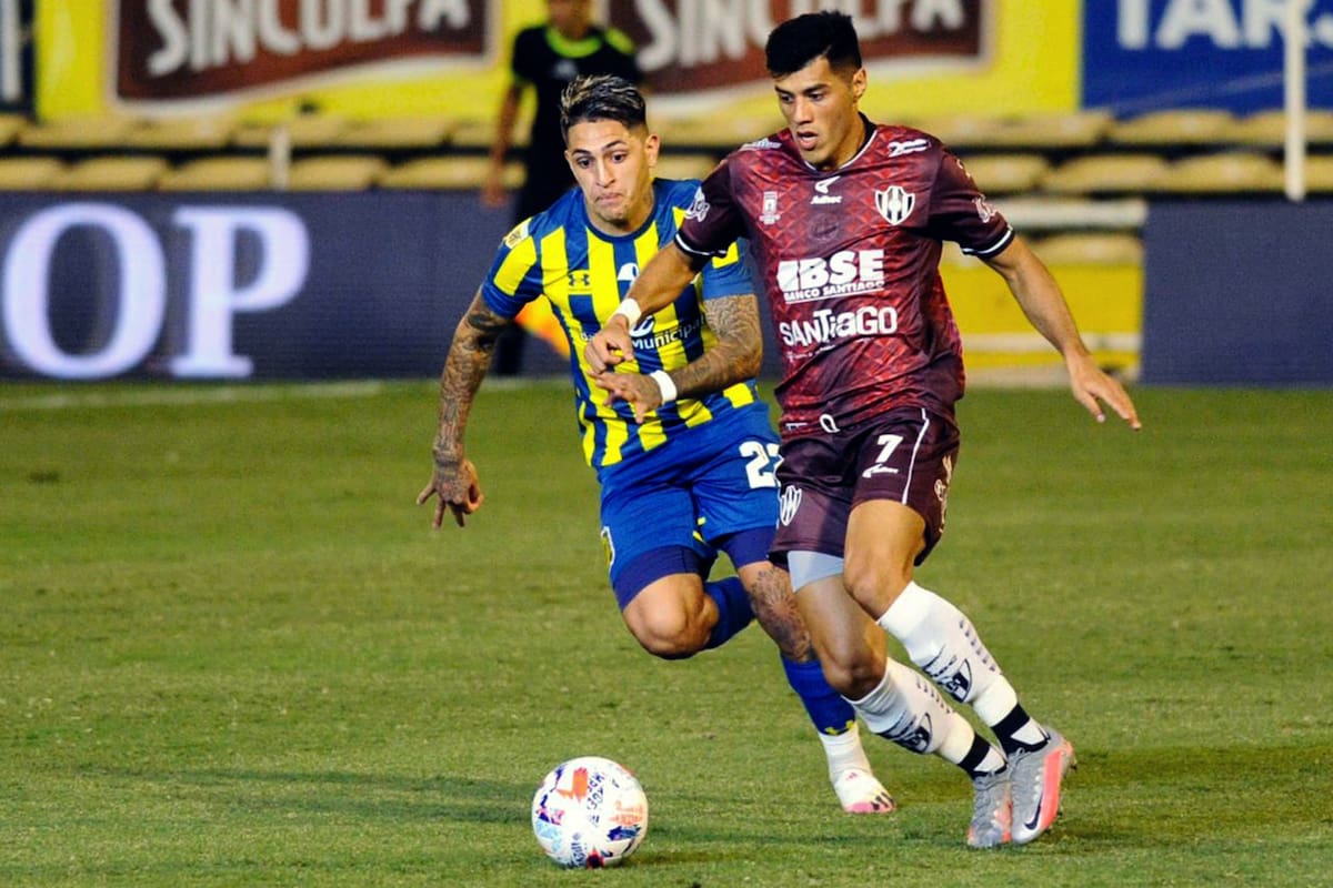 Leonardo Sequeira, que hizo el primer gol para Central Córdoba, se lleva la pelota ante la marca de Gastón Avila, zaguero de Rosario Central; fue 2-2 en el Gigante de Arroyito