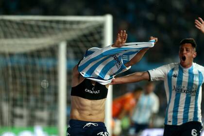 Leonardo Sigali comienza su festejo quitándose la camiseta tras el gol del 2-1 ante Boca