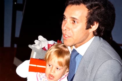 Leonardo y Barbie Simons en una fotorgrafia familiar