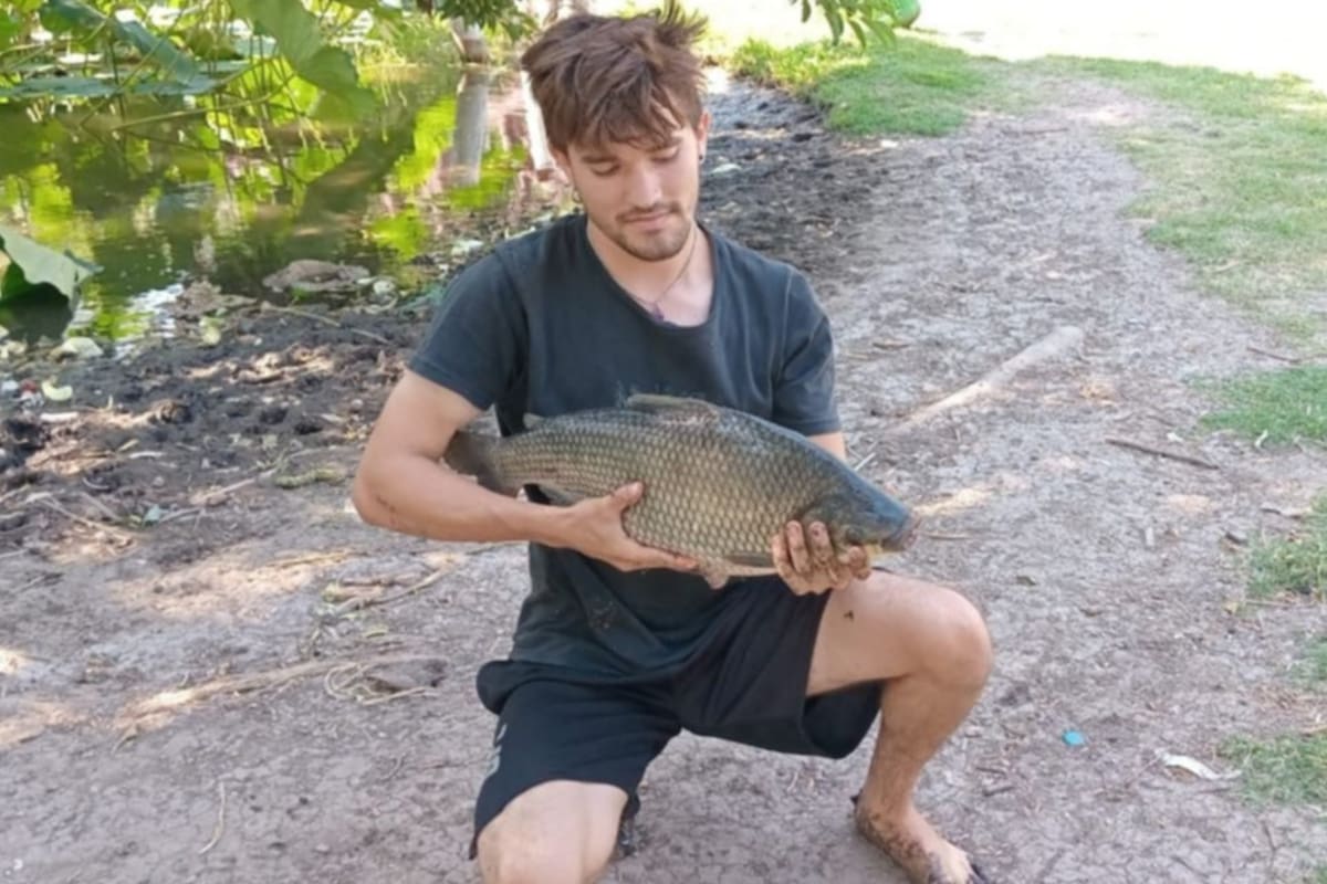 Leonardo y su pareja Noelia se toparon con un sábalo en un día de pesca en La Plata