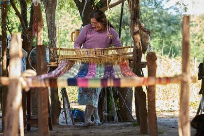 Leoncia Moreno, una de las lugareñas del Impenetrable que se sumó al red de emprendedores que rescatan tradiciones: esquila, ovilla, tiñe la lana con pigmentos naturales y teje prendas en telar