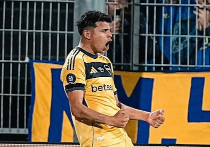 Leonel Flores celebra su primer gol en Primera con la camiseta de Boca: ante Sarmiento, por la Copa Argentina; es un futbolista desequilibrante, tiene velocidad, gambeta y personalidad para pedir siempre la pelota