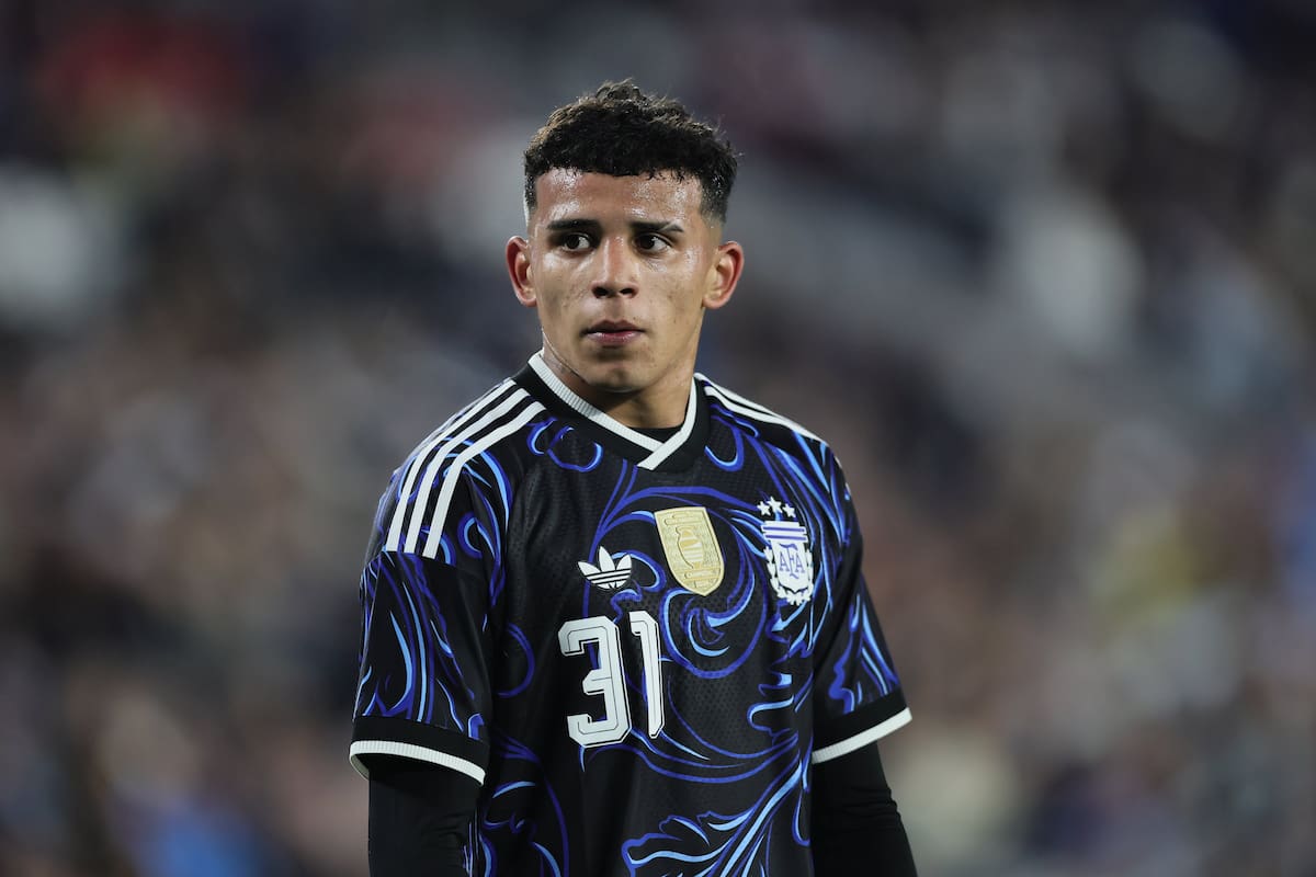 Leonel Flores, de 19 años, debutó en Boca y la selección con apenas 79 días de diferencia, una muestra de lo rápido que cambió su carrera