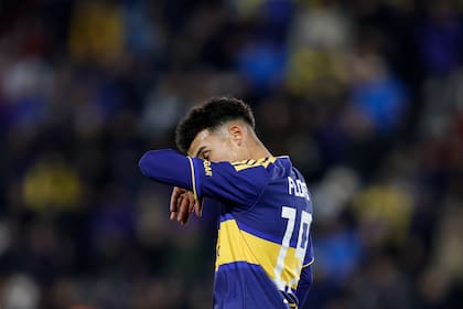 Leonel Flores, de Boca, se lamenta por una oportunidad perdida ante Vélez