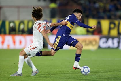Leonel Flores deja atrás a Benedetti