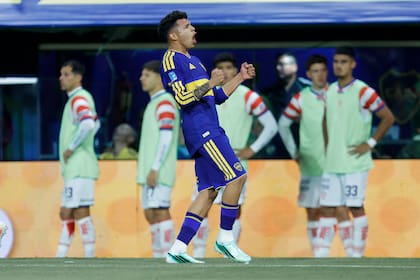 Leonel Flores entró y marcó un doblete tras debutar en la selección argentina apenas dos días atrás; a los 19 años, el delantero de la cantera xeneize se proyecta alto.