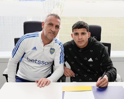 Leonel Flores firmó su primer contrato con Boca en septiembre de 2024; luego, estiró su vínculo hasta junio de 2029