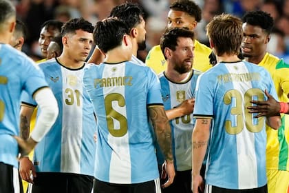 Leonel Flores y Messi al finalizar el partido ante Benín