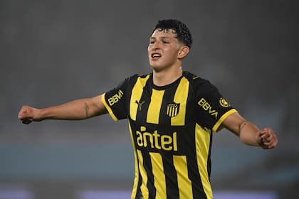 Leonel Jaime, figura en Peñarol en el triunfo 5-1 ante Wanderers, en el estadio Centenario