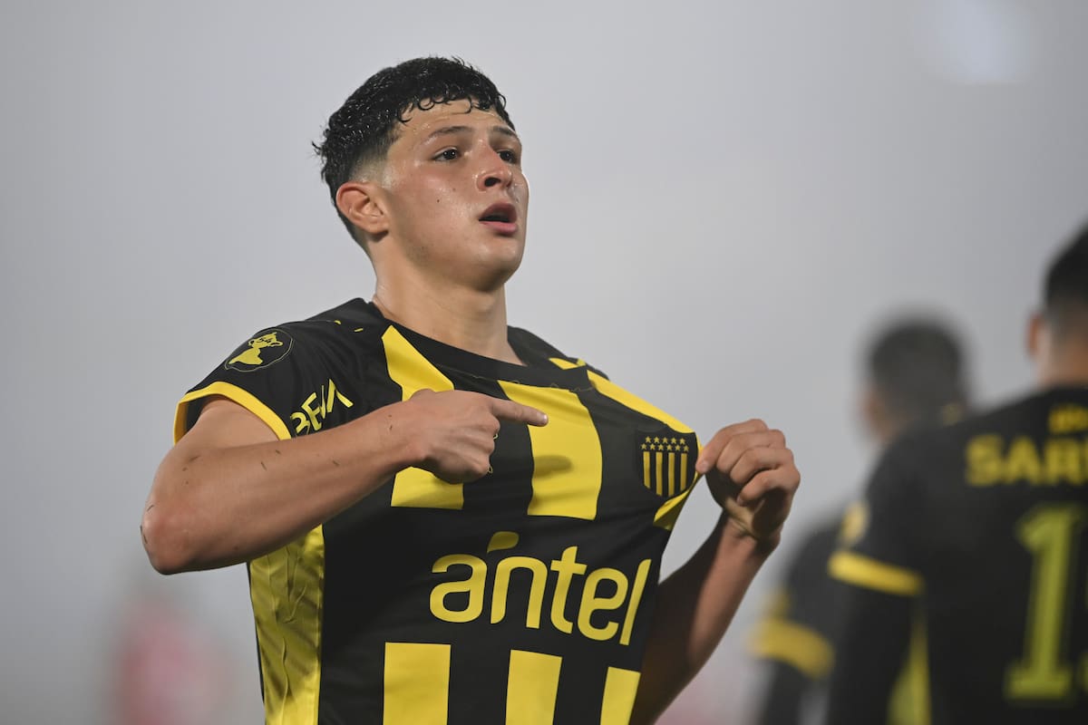Leonel Jaime se señala el escudo de Peñarol, después de su golazo: debutó en River en octubre del año pasado, firmó su primer contrato y le colocaron una cláusula de 100 millones de dólares