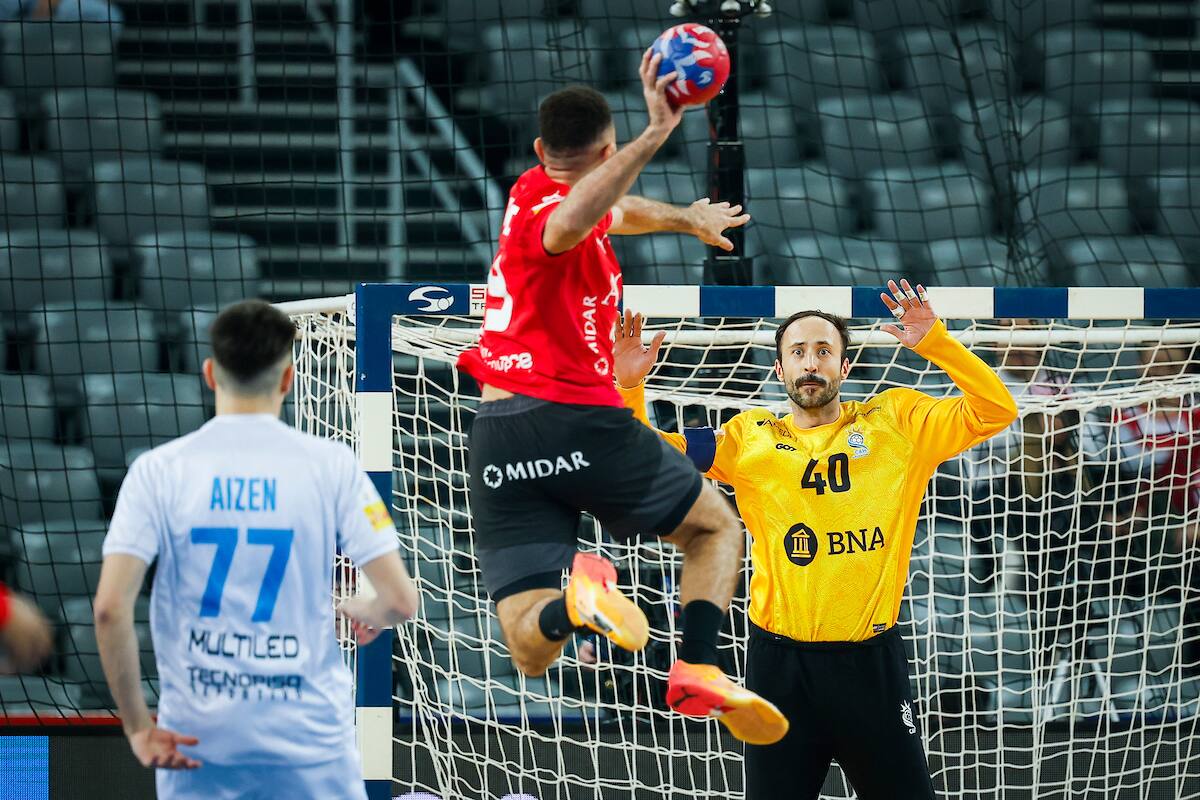 Leonel Maciel queda indefenso ante un remate egipcio; nada menos que 39 goles recibió Argentina por parte de Egipto en su estreno en el Mundial de Handball.