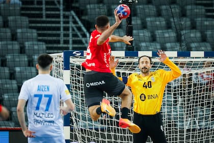 Leonel Maciel queda indefenso ante un remate egipcio; nada menos que 39 goles recibió Argentina por parte de Egipto en su estreno en el Mundial de Handball.