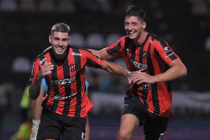 Leonel Mosevich celebra con una sonrisa y con Juan Cruz Guasone la apertura del marcador en Vicente López, donde Patronato superó a Platense por la sexta fecha de la Copa de la Liga Profesional.