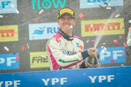 Leonel Pernía celebra en lo más alto del podio de Nueve de Julio; el tandilense suma seis triunfos en ocho fechas