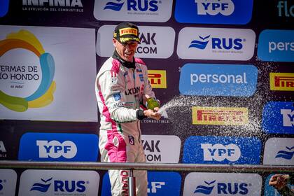 Leonel Pernía, ganador del TC2000 en Termas de Río Hondo; el piloto de Renault Fluence logró la segunda victoria de la temporada, tras el estreno en Rosario