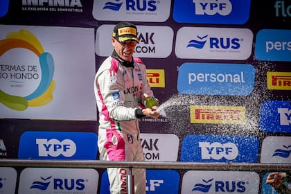 Leonel Pernía, ganador del TC2000 en Termas de Río Hondo; el piloto de Renault Fluence logró la segunda victoria de la temporada, tras el estreno en Rosario