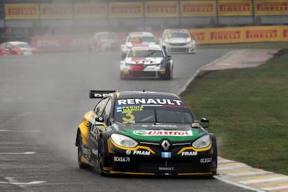 Leonel Pernía tiene chances de volver a ser campeón de Súper TC2000, pero Agustín Canapino le lleva 10 puntos; Buenos Aires es el escenario de la definición del certamen.