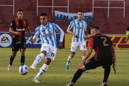 Leonel vs. Leonel: Miranda, el de Racing, patea ante Galeano, que era de Independiente y ahora es de Melgar; por la Copa Sudamericana, el cuadro peruano cortó la serie feliz de la Academia.