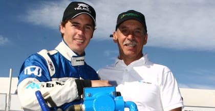 Leonel Pernía junto a su padre Vicente; la familia mutó del fútbol al automovilismo y ahora con Tiago va por la tercera generación de pilotos