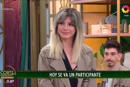 Leonela escucha atenta la devolución