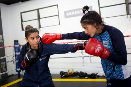 Leonela y Dayana Sanchez durante un guanteo amistoso