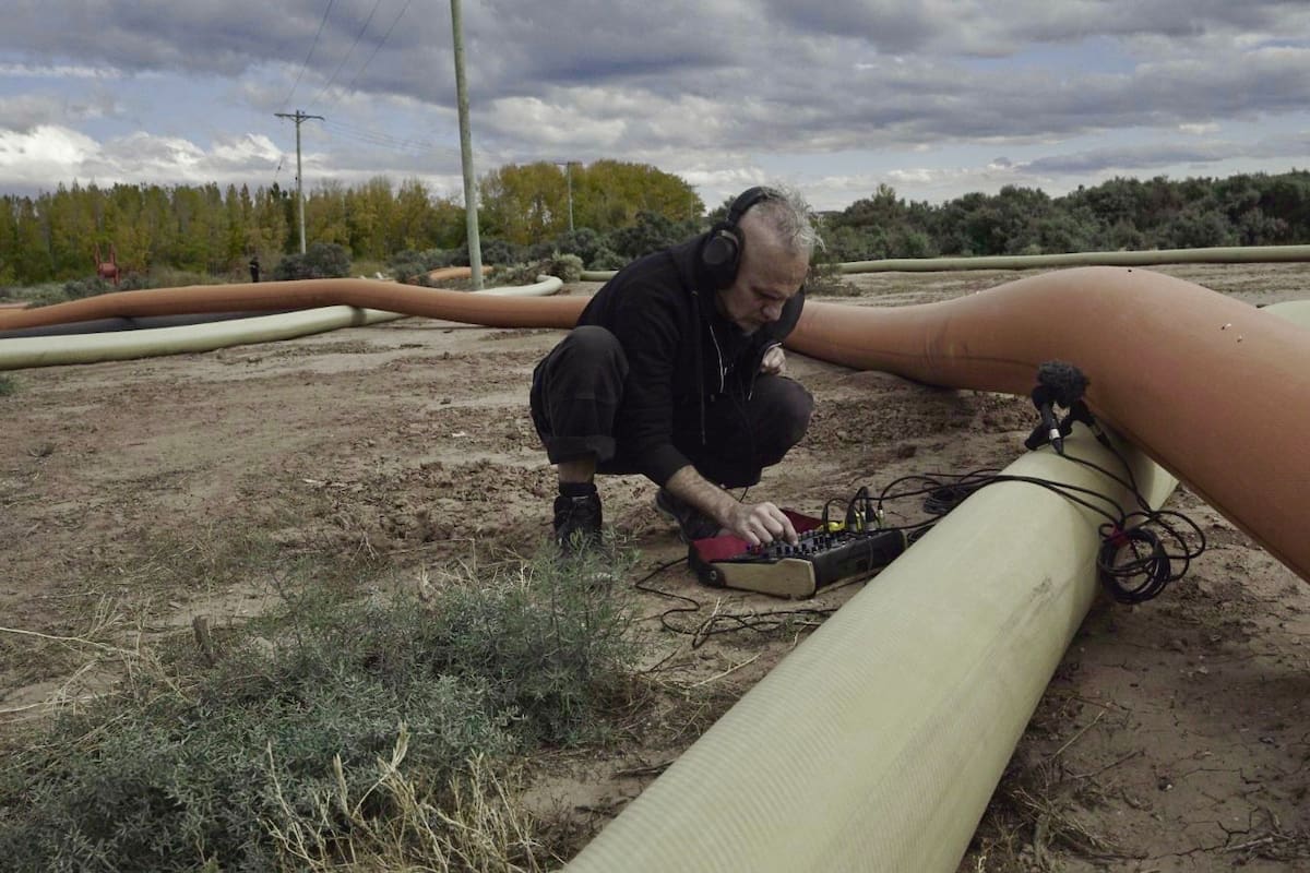 Leonello Zambón instalando micrófonos en las nuevas tuberías de la estepa patagónica para captar los ruidos que integran la instalación sonora