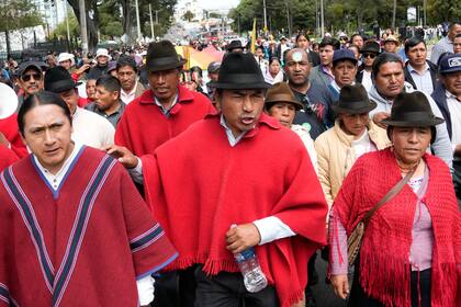Leonidas Iza, centro, presidente de la Confederación de Nacionalidades Indígenas (Foto AP/Dolores Ochoa, Archivo)