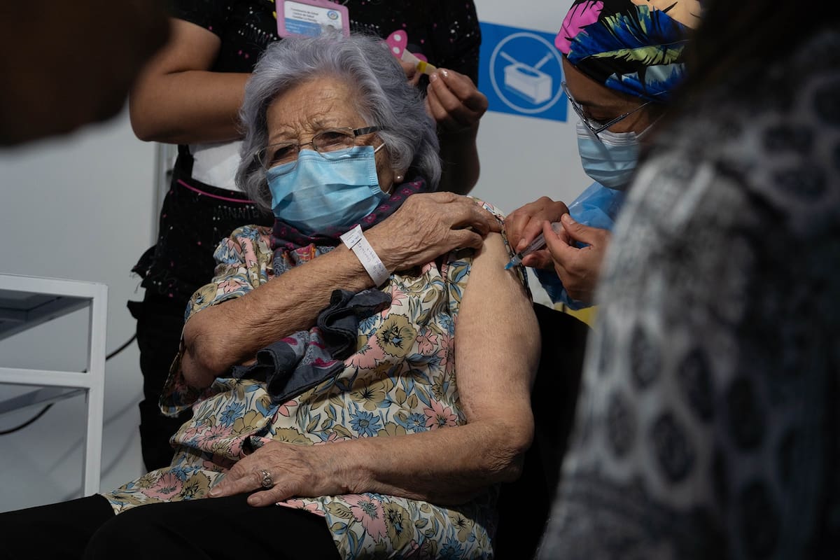 Leonila González, de 96 años, recibe una dosis de la vacuna Sinovac Coronavirus en el Estadio del Bicentenario, en Santiago de Chile.