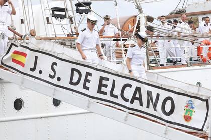 Leonor baja del buque Elcano al llegar a la terminal
de Cruceros de Amador en Ciudad de Panamá.
