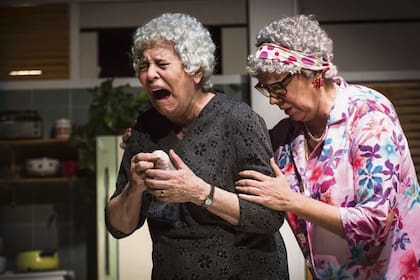 Leonor junto a su amiga Ingrid Pelicori en Cae la noche tropical, la reposición que esta año iba a abrir la temporada del Complejo Teatral de Buenos Aires