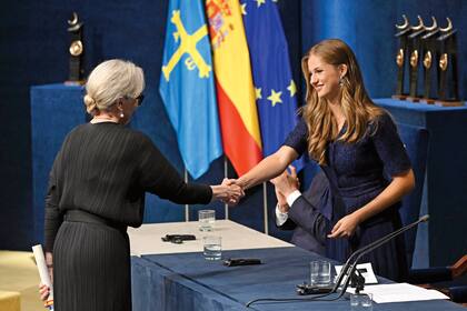 Leonor le entrega el premio a las Artes a la actriz Meryl Streep.